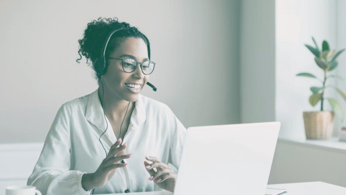 Espace de formation avec participants en discussion