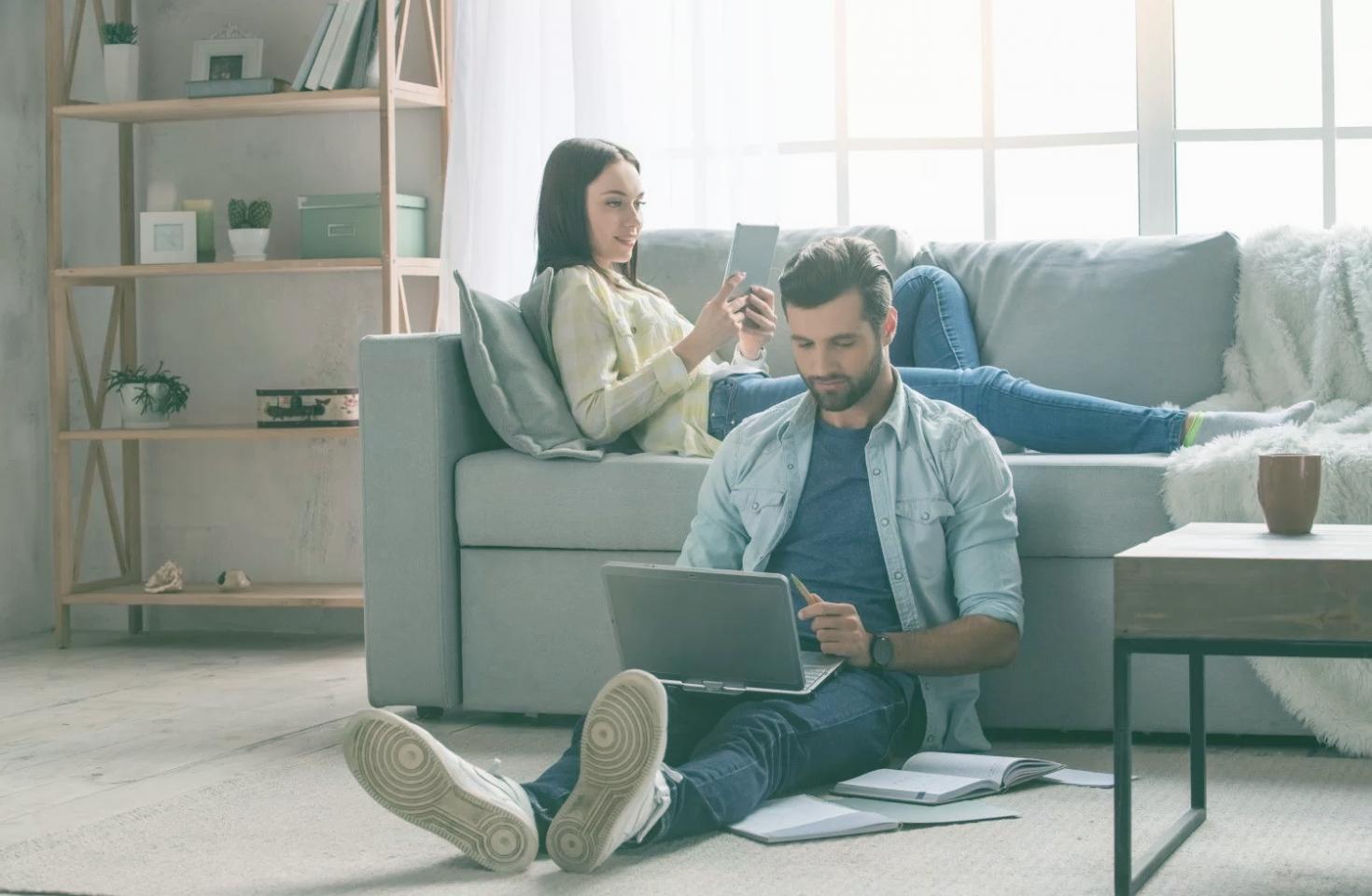 Espace de travail avec documents financiers et ordinateur portable lors d'une séance de conseil