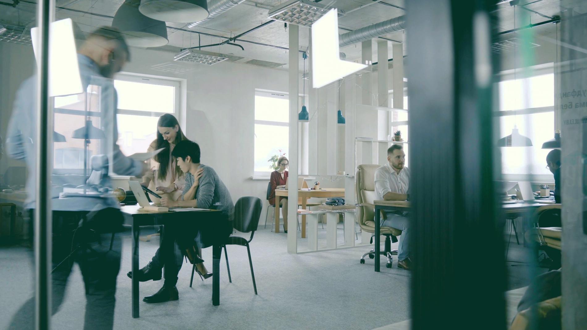 Entrepreneur analysant des données financières sur plusieurs écrans